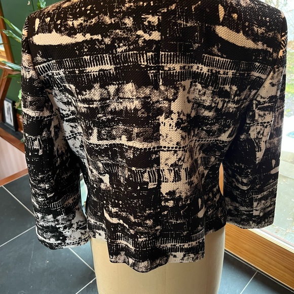 Nine West 3/4 sleeve graphic print blazer. Size 14 or comfy 12 - Picture 2 of 6